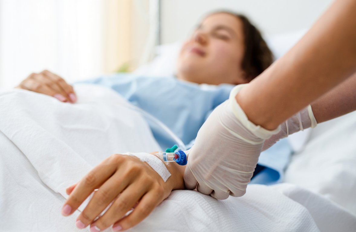 Выведение из запоя: врач устанавливает капельницу пациенту